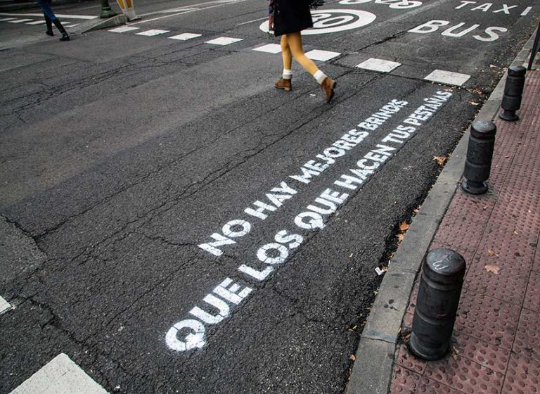 El misterio de los versos en los pasos de peatones de Madrid