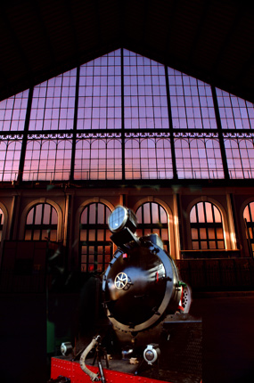 Exposición de scooters clásicas en el Museo del Ferrocarril