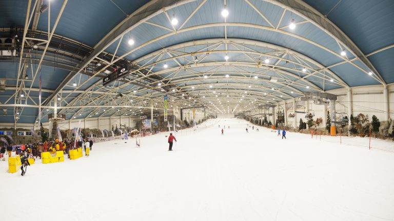 Llega a Madrid SnowZone la Tirolina Indoor más grande del mundo