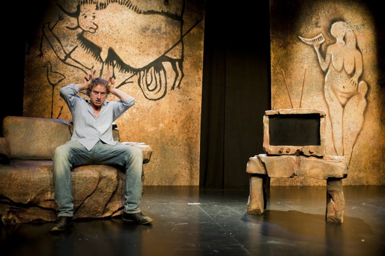 Nancho Novo es ‘El cavernícola’ en el Teatro Arlequín
