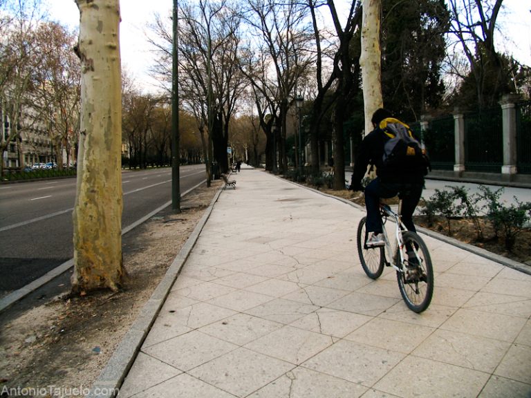 El Paseo del Prado se convertirá en carril bici los domingos por la mañana