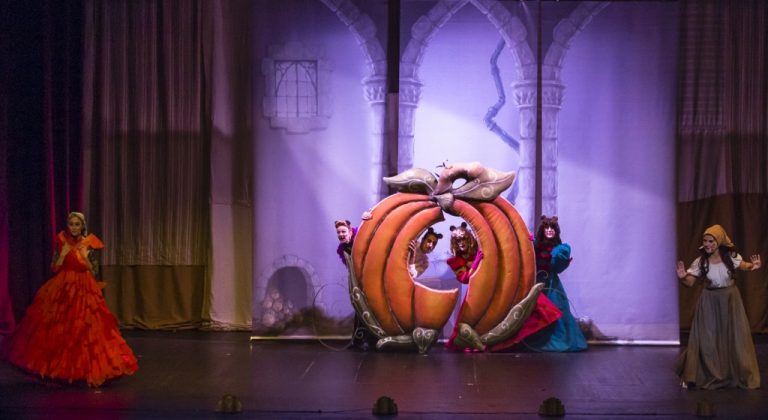 El cuento de ‘La Cenicienta’ celebra su estreno buscando «cenicientas»