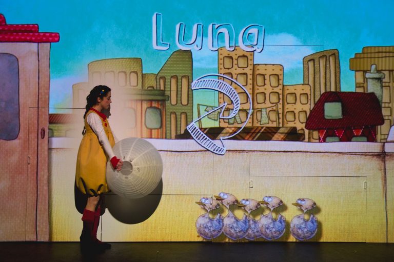 Teatro y cine se unen en el espectáculo infantil ‘A la Luna’