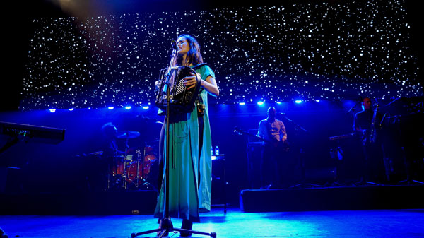 La música de Julieta Venegas llega más íntima que nunca a Madrid