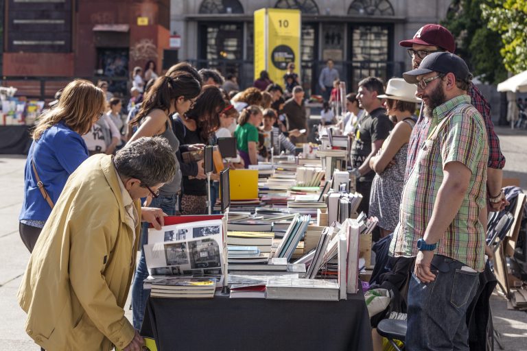 Conferencias, descuentos y representaciones en ‘La Noche de los Libros’
