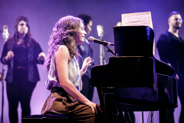 Padres e hijos cantan juntos en el festival ‘Happening Río’
