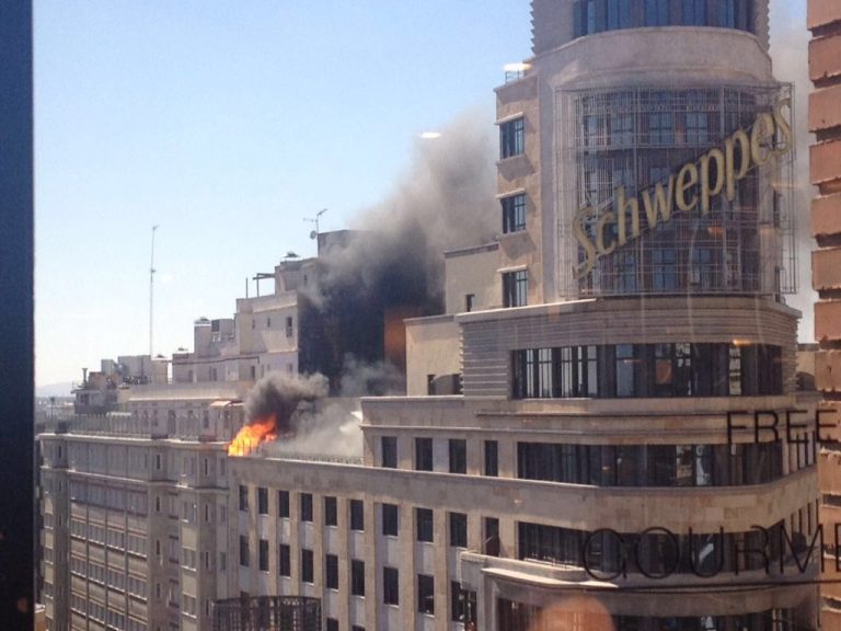 Aparatoso incendio en plena Gran Vía, arde el edificio Capitol