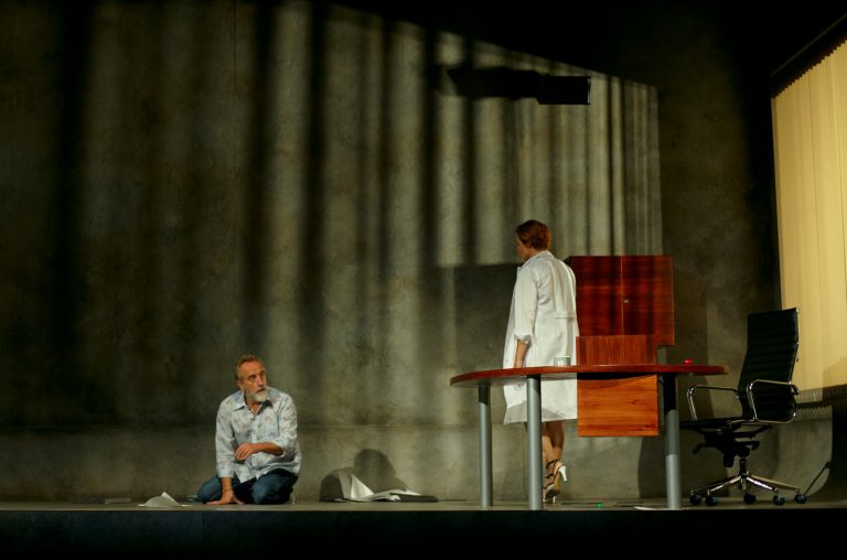 Gonzalo de Castro es ‘Idiota’ en el Pavón Teatro Kamikaze