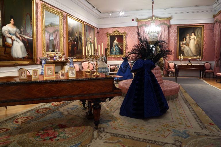 ‘La Moda Romántica’, un recorrido por las tendencias del siglo XIX