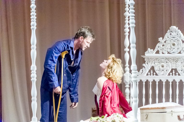 El Teatro Reina Victoria estrena ‘Una gata sobre un tejado de zinc caliente’