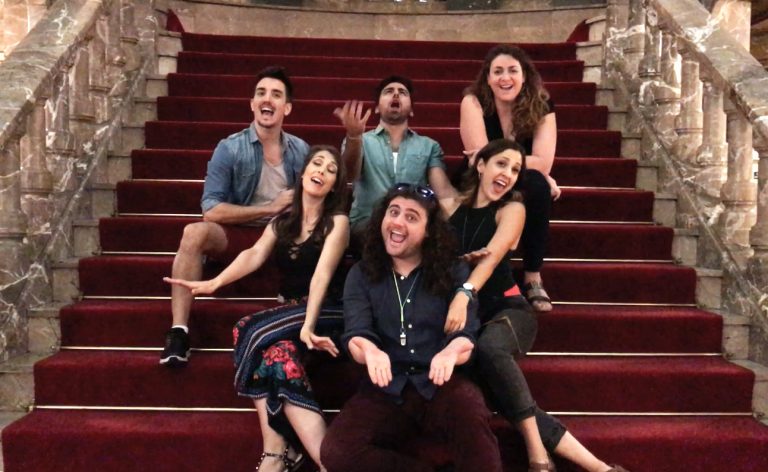 ‘Olviden Broadway. Versiones y perversiones’ o la gran fiesta del teatro musical