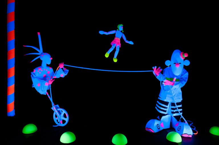 ‘El truco de Olej’: Teatro negro, circo y magia para toda la familia
