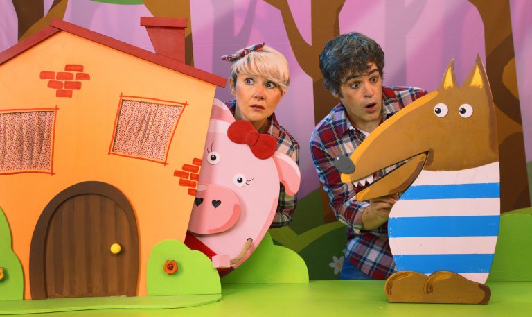‘Los Tres Cerditos’ resisten al Lobo Feroz en el Teatro Nuevo Apolo