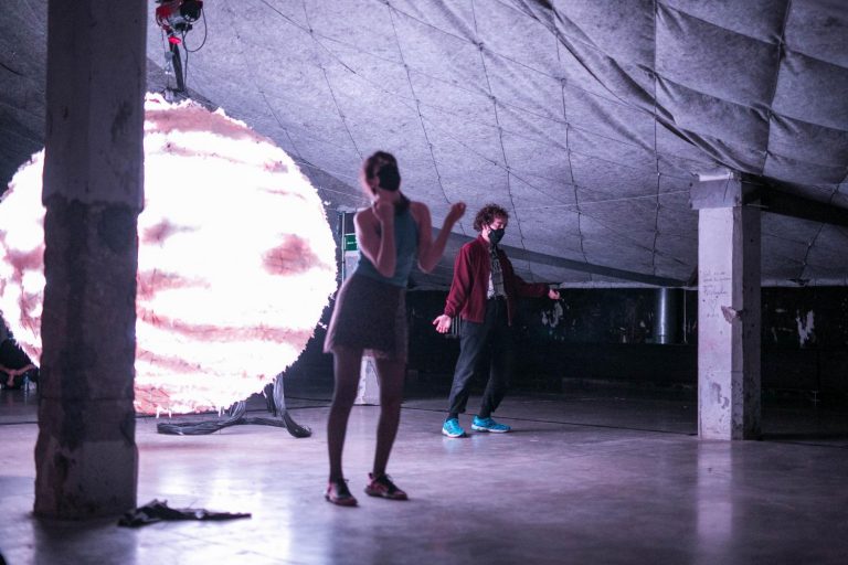 Pista de baile: Una intervención en el espacio de Guillermo Santomà